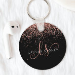 Porte-clés Glam Rose Gold Parties scintillant Élégant Monogra<br><div class="desc">Glam Rose Gold Parties scintillant Elégant Porte - clé Monogram,  Personnalisez facilement ce design porte - clé chic et branché avec une élégante parties scintillant brillante rose or sur un arrière - plan noir. Le design comprend votre monogramme manuscrit avec de jolis tourbillons et votre nom.</div>