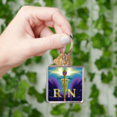 Porte-clés GOLD CADUCEUS SYMBOLE INFIRMIER INSCRIT Purple Blu (main)