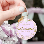 Porte-clés Gold Frills & Lilac Purple Bridesmaid Mariage Cade<br><div class="desc">Ces porte - clés sont conçus pour donner comme faveurs aux serveuses d'honneur à votre mariage. Elles présentent un design simple mais élégant avec un arrière - plan couleur violet clair, des lettres en or et une bordure florale en faux feuille doré en dentelle. Le texte dit "Bridesmaid" avec espace...</div>