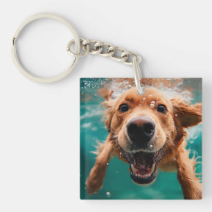 Porte-clés Golden Retriever heureux nageant sous l'eau
