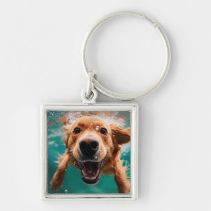 Porte-clés Golden Retriever heureux nageant sous l'eau