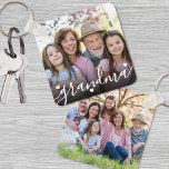 Porte-clés Grand-mère à deux côtés<br><div class="desc">Créez un souvenir spécial avec ce porte - clé photo personnalisé, conçu uniquement pour grand-mère ou grand-père ! L'avant dispose d'espace pour une photo préférée avec le mot "grand-mère" écrit en bas dans une police de script fluide (vous pouvez facilement le changer pour dire "grand-père" à la place), accentué par...</div>