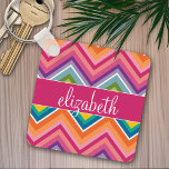 Porte-clés Grand Motif coloré Chevron avec nom<br><div class="desc">Un design en zag graphique et audacieux dans des couleurs douces et joyeuses. Ce design coloré se retrouve sur de nombreux styles coques populaires. Si vous devez apporter des modifications à l'art,  cliquez sur le bouton customiser et apporter des modifications.</div>