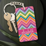 Porte-clés Grand Motif coloré Chevron avec nom<br><div class="desc">Un design en zag graphique et audacieux dans des couleurs douces et joyeuses. Ce design coloré se retrouve sur de nombreux styles coques populaires. Si vous devez apporter des modifications à l'art,  cliquez sur le bouton customiser et apporter des modifications.</div>