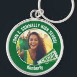 Porte-clés Green Pom-pom girl Photo High School Spirit<br><div class="desc">Ce cadeau photo de pom-pom girl cool customisé au lycée présente une typographie blanche de votre équipe et le nom du joueur sur un porte - clé vert avec un mégaphone plus gai. Personnalisez avec la photo de votre élève et l'année de classe en tant que parent encourageant fier. Un...</div>