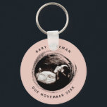 Porte-clés Grossesse Bébé Fille Sonogramme Ultrasound Photo r<br><div class="desc">Grossesse Bébé Sonogramme Ultrasound Photo Nouveau Maman porte - clé Peut être entièrement customisé pour répondre à vos besoins. © Gorjo Designs. Fait pour vous via la plateforme Zazzle. // Note : la photo utilisée est une image de réserve uniquement. Vous devrez remplacer par votre propre photo avant de commander/imprimer....</div>
