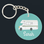 Porte-clés HAPPER CAMPER RV Motorhome Camper PERSONNALISÉ<br><div class="desc">Customisez ce porte - clé mignon avec votre propre texte, votre nom ou tout ce que vous voulez. Préparez-vous à votre voyage en voiture avec ce design de camping-car, dessiné à la main par moi pour vous ! Consultez ma boutique pour trouver beaucoup d'autres articles correspondants !</div>