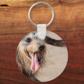 Porte-clés Heureux chien sur une plage (Recto)