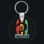 Porte-clés Huntington Beach California Vintage Retro Surfing<br><div class="desc">Design rétro vintage pour les surfeurs qui aiment surfer et surfer sur les vagues de l'océan. Vacances d'été cool, vacances de printemps marchandises pour ceux qui aiment le soleil chaud, le temps tropical, bronzage sous le palmier. Un design grandiose et déprimé à porter tout en profitant de la fête de...</div>