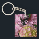 Porte-clés Hydrangées roses et crème pour la mariée<br><div class="desc">Offrez-lui quelque chose de spécial avec cette belle et élégante porte - clé fleurie jaune rose "la Mariée". Ce porte - clé floral apporte une touche de beauté à toute occasion comme les fêtes de mariage, fête d’anniversaire, fête des mères ou tout type de rencontre! Faites une excellente idée cadeau...</div>