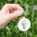 Porte-clés Illustration de dessin animé de cerfs de bébés mig<br><div class="desc">Un porte - clé avec l'illustration d'un adorable cerf de bébé. Grands yeux grands oreilles avec une grande tête et des petits bois bruns. Portant un gros arc rouge.</div>