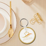 Porte-clés Immobilier Société Gold House Realtor personnalisé<br><div class="desc">Ce porte - clé chic de société immobilière est fait sur mesure avec votre nom de société immobilière et de mandataire. Ces élégants objets de vente d'or sont dotés d'une jolie maison avec une voûte en cuir et des courbes élégantes en dessous. Personnalisez ces cadeaux d'affaires modernes avec vos propres...</div>