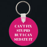 Porte-clés Impossible de réparer les bêtises<br><div class="desc">Le porte - clé à bouton rond contient le texte "I Can't Fix Stupid, But I Can Sedate It" sur un arrière - plan rose chaud ou toute couleur que vous choisissez, parfait pour un ambulancier, une infirmière ou un médecin. Les porte - clés font des cadeaux amusants pour la...</div>