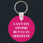 Porte-clés Impossible de réparer les bêtises<br><div class="desc">Le porte - clé à bouton rond contient le texte "I Can't Fix Stupid, But I Can Sedate It" sur un arrière - plan rose chaud ou toute couleur que vous choisissez, parfait pour un ambulancier, une infirmière ou un médecin. Les porte - clés font des cadeaux amusants pour la...</div>