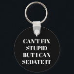 Porte-clés Impossible de réparer un Porte - clé stupide<br><div class="desc">Le porte - clé à bouton rond contient le texte "I Can't Fix Stupid, But I Can Sedate It" sur un arrière - plan noir ou toute couleur que vous choisissez, parfait pour un ambulancier, une infirmière ou un médecin. Les porte - clés font des cadeaux amusants pour la famille...</div>