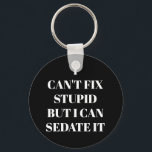 Porte-clés Impossible de réparer un Porte - clé stupide<br><div class="desc">Le porte - clé à bouton rond contient le texte "I Can't Fix Stupid, But I Can Sedate It" sur un arrière - plan noir ou toute couleur que vous choisissez, parfait pour un ambulancier, une infirmière ou un médecin. Les porte - clés font des cadeaux amusants pour la famille...</div>