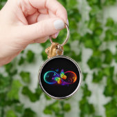 Porte-clés Infini vibrant avec papillon arc-en-ciel sur noir (Main)