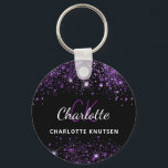 Porte-clés Initiales de monogramme de parties scintillant vio<br><div class="desc">Un élégant arrière - plan noir. Décoré avec de la poussière de parties scintillant en faux violet. Personnalisez et ajoutez votre prénom,  vos initiales monographiques et votre nom complet. Le nom est écrit avec un script de style écrit à la main.</div>