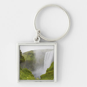 Porte-clés Islande. La cascade de Skogarfoss plonge sur une