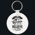 Porte-clés Jardinier et fermier retro inspirationnel<br><div class="desc">Plante un jardin est croire en demain. Conception inspirante et motivante pour le jardinier. Cette marchandise vintage et rétro d'outils de jardinage est idéale pour ceux qui aiment le jardinage, l'agriculture, les fleurs de culture, les légumes et les arbres à mèche. Gardez votre attitude positive et de bonnes vibrations pendant...</div>
