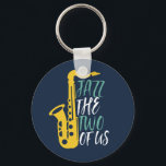 Porte-clés Jazz Les Deux D'Entre Nous Puns De Musique Drôle<br><div class="desc">Orchestre rétro vintage et ventilateur de musique jazz pour ceux qui jouent du violon et du saxophone dans un groupe de musique ou symphonie. Marchandises de jazz classique cool pour saxophoniste, violoniste, musicien et artiste. Un jeu de mots amusant et amusant pour professeur de violon et de saxophone, fan d'orchestre...</div>