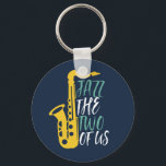Porte-clés Jazz Les Deux D'Entre Nous Puns De Musique Drôle<br><div class="desc">Orchestre rétro vintage et ventilateur de musique jazz pour ceux qui jouent du violon et du saxophone dans un groupe de musique ou symphonie. Marchandises de jazz classique cool pour saxophoniste, violoniste, musicien et artiste. Un jeu de mots amusant et amusant pour professeur de violon et de saxophone, fan d'orchestre...</div>