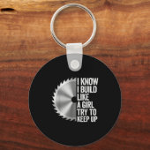 Porte-clés Je Sais Que J'Ai Construit Comme Une Fille Essaie (Recto)