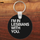 Porte-clés JE SUIS EN LESBIENS AVEC VOUS - BLANC -.png (Recto)