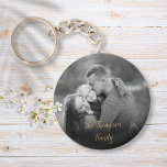 Porte-clés Jeu d'or photo noir et blanc de la famille préféré<br><div class="desc">Personnalisez avec votre photo de famille préférée portant votre nom de famille,  créant un souvenir et un cadeau uniques. Un joli gardien au trésor ! Conçu par Thisisnotme©</div>