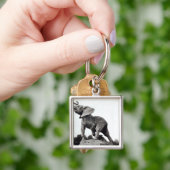 Porte-clés Jeune éléphant attrapé dans un piège (main)