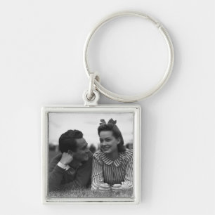 Porte-clés Jeunes couples se trouvant sur l'herbe