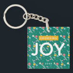 Porte-clés Joie Fêtes Berries Green Christmas Custom<br><div class="desc">De style moderne et spectaculaire,  ce design présente une illustration originale de baies en vert,  jaune,  rose et bleu avec les mots "Choisir la joie". Année est personnalisable.</div>