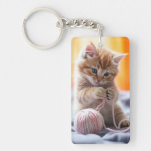 Porte-clés Joli chaton orange jouant avec du fil