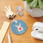 Porte-clés Joli Lapin Blanc Avec Coeur Personnalisé<br><div class="desc">Adorable lapin blanc tenant un coeur rouge avec des fleurs de printemps et des coeurs roses au-dessus.</div>