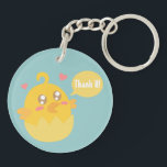 Porte-clés Jolie poussette jaune en coquille d'oeuf<br><div class="desc">Caricature adorable d'un bébé poussin jaune aux yeux pétillants en coquille d'oeuf. L'option Arrière - plan vous permet de modifier la couleur de votre choix à l'aide de l'option arrière - plan. Le jeune oiseau a deux coeurs autour de lui et une bulle de discours que vous pouvez customiser à...</div>