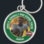 Porte-clés Joueur de football du lycée Vert<br><div class="desc">Ce cool customisé green high-school photo porte - clé de joueur de football présente la typographie blanche de votre équipe et le nom du joueur. Personnalisez avec votre nom d'athlète à côté de la balle.</div>