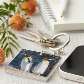 Porte-clés King Penguin Pair contre fond d'hiver (Devant Droit)