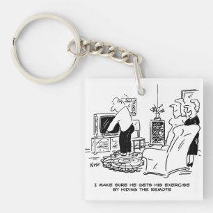 Porte-clés La femme masque la télécommande de la télévision