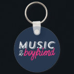 Porte-clés La Musique Est Mon Petit-Ami Drôle Femme Simple<br><div class="desc">La musique est mon petit ami. Design vintage et rétro pour ceux qui aiment faire de la musique, écrire des chansons et écouter la radio. Marchandises de design cool et drôle en détresse pour ceux qui trouvent compagnie dans la musique. Parfait pour artiste talentueux, chanteur, compositeur et musicien. Grand cadeau...</div>
