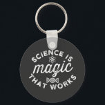 PORTE-CLÉS LA SCIENCE EST UNE MAGIE QUI FONCTIONNE<br><div class="desc">FUNNY</div>
