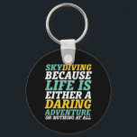 Porte-clés La Vie De Skydiving Inspirante Est Une Aventure Da<br><div class="desc">La vie est une aventure audacieuse ou rien du tout. Un design de citations inspirant et motivant pour ceux qui aiment le parachutisme, le parachute, le saut d'avion et le vol plané dans le ciel. Merveilleux et cool pour les amateurs de skydiver et de sports extrêmes. Parfait pour ceux qui...</div>