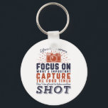 Porte-clés La Vie Est Comme Une Citation De Photographe De Ca<br><div class="desc">La vie est comme une caméra. Concentrez-vous sur ce qui est important. Prenez les bons moments. Conception de devis inspirante et motivante pour les photographes. dicton cool et slogan typographie marchandise pour ceux qui aiment prendre des photos, membre du club de photographie. Conception vintage et en détresse pour les photographes...</div>