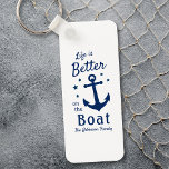 Porte-clés La Vie Est Meilleure Sur Le Bateau Nom De Famille<br><div class="desc">Un porte - clé 2 faces à thème nautique élégant avec script de brosse et typographie royale lisant "La vie est meilleure sur le bateau" avec votre nom de famille, nom de bateau ou autre texte souhaité. Ce design présente une ancre de bateau classique et cinq étoiles. Les couleurs sont...</div>