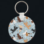Porte-clés Labradoodle / Os et pattes Goldendoodle<br><div class="desc">Cute Labradoodle / Les chiens Goldendoodle s'assoient et se tiennent et se retournent avec crème,  abricot,  chocolat,  manteaux noirs et à parti avec des os de chien éparpillés et des motifs de pawprints.</div>