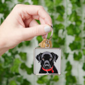 Porte-clés Labrador noir avec collier rouge (main)