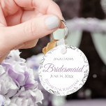 Porte-clés Lavande-cadeau Mariage Bridesmaid violet et gris<br><div class="desc">Ces porte - clés sont conçus pour donner comme faveurs aux serveuses d'honneur à votre mariage. Conçues pour s'harmoniser avec notre Suite Mariage Purple & Grey Élégante, elles présentent un design simple mais élégant avec un arrière - plan blanc, un texte lavande & Grey, et une bordure florale en faux...</div>