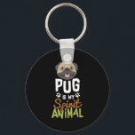 Porte-clés Le Carlin mignon est Mon Esprit Animal<br><div class="desc">・ Ce t-shirt carlin cool et drôle est parfait pour les gens qui aiment les chiens, les chiots et les mèmes viraux hilarants pour chiens. Ce superbe t-shirt animal de slogan d'esprit carlin est parfait pour les enfants, les garçons, les filles qui aiment les carlins ou les enfants qui veulent...</div>