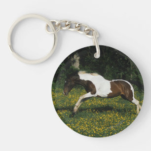 Porte-clés Le Cheval de peinture coule dans le champ de fleur