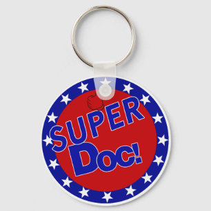 PORTE-CLÉS LE DOC. SUPERBE MANIE MALADROITEMENT VERS LE HAUT