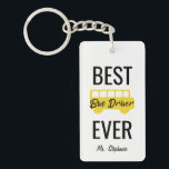 Porte-clés Le meilleur noir jaune jamais personnalisé de<br><div class="desc">Le meilleur porte - clé dégrossi noir jaune jamais personnalisé de chauffeur de bus double. Amusement et cadeau utile pour des chauffeurs de bus. Arrière - plan noir avec la police blanche. Un autobus scolaire de jaune d'amusement indique le MEILLEUR CHAUFFEUR de BUS JAMAIS. Personnalisez avec le nom. La conception...</div>